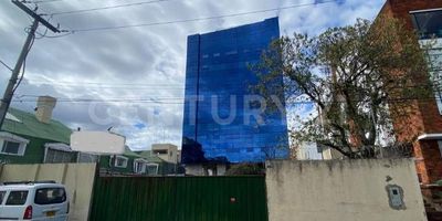 Excelente oportunidad, este terreno es ideal para construir proyectos de vivienda y usos complementarios. Su ubicación cercana a supermercados, gimnasios y restaurantes, hacen de este terreno una opción atractiva para quienes buscan una inversión sólida.