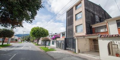 Excepcional terreno construido en el prestigioso sector de Los Andes, Bogotá. Con una generosa área de lote de 161 m2 y una construcción de 461 m2, este edificio ofrece una oportunidad única de inversión. En el primer nivel, se encuentran áreas comunes, 8 garajes, bicicleteros y tanques de agua de reserva.
El segundo nivel consta de dos apartaestudios de ambientes abiertos, cada uno con cocina equipada, baño y sala comedor. El tercer nivel presenta un amplio apartamento de 100 m² con 2 alcobas, 2 baños, sala comedor, cocina y zona de lavandería. El cuarto nivel alberga otro apartamento de 100 m² con dos alcobas, sala comedor, dos baños, zona de lavandería y cocina equipada.
Construido en 2022, este edificio ofrece modernidad y versatilidad. Ideal para inversores, esta propiedad promete rendimientos atractivos. No pierda la oportunidad de ser dueño de este activo único en una ubicación estratégica. ¡Una inversión con visión de futuro!