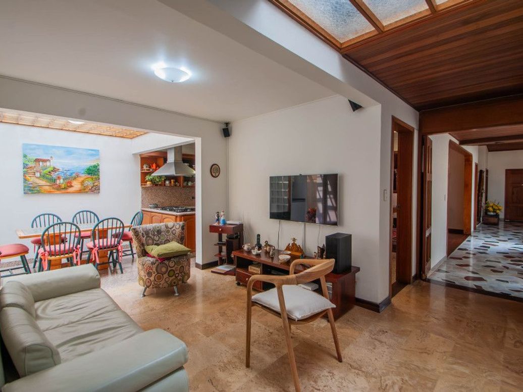 Casa de 5 alcobas en venta en Molinos Norte, Bogotá, 327 m² · foto 18 de 20
