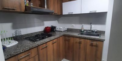 Apartamento en Venta ubicado en Dosquebradas cerca a servicios complementarios de la zona, cuenta con sala-comedor, con tres habitaciones y dos baños, cocina integral mesón en granito, estufa y calentador a gas, pisos en ceramica, zona de ropas. La unidad cuenta con Piscina, gimnasio, salón comunal, parques infantiles, placa polideportiva, zonas verdes y un parqueadero descubierto. Con vigilancia y portería las 24 Horas. Inmuebles sujetos a verificación de disponibilidad.