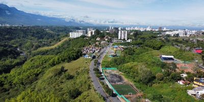 Lote en Venta en Armenia sobre vía de expansión.

Presentamos  lote urbano ubicado en una de las zonas de mayor desarrollo de Armenia, sobre la Avenida Centenario. Esta propiedad se caracteriza por su excelente potencial de desarrollo y ubicación estratégica, ideal para proyectos comerciales y residenciales de gran envergadura.

Características principales:

Tipo de suelo: Urbano, con permiso para edificación de hasta 15 pisos.
Uso del suelo: Ideal para hipermercados, centros comerciales, superficies comerciales, supermercados y proyectos urbanísticos.
Área total: 12.174 m²
Área construible: 3.574 m²
Índice de ocupación básico: 60% del área neta urbanizable.
Índice de ocupación adicional: 100% del área neta del predio, excluyendo áreas destinadas a ventanas paisajísticas.
Permiso de POT: Cuenta con permiso de Plan de Ordenamiento Territorial (POT) para construcción, lo que garantiza la viabilidad del desarrollo de proyectos en este terreno.
Este lote representa una oportunidad única para inversores y desarrolladores que buscan una ubicación estratégica en una ciudad en crecimiento como Armenia. Con acceso directo a la Avenida Centenario, una de las arterias principales de la ciudad, este terreno ofrece una excelente visibilidad y accesibilidad, siendo ideal para desarrollar un proyecto que maximice su potencial comercial y residencial.

Contáctanos para mayor información.