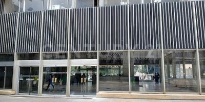 Oficinas en el Edificio Avianca: Historia y Modernidad

Ubicación: Sexto piso.
Superficie: 595,62 m².
Características:
Área abierta adaptable.
Cafetería con cocina moderna.
Baños para damas y caballeros.
3 ascensores.
Recepción elegante en planta baja.
Vistas panorámicas al Parque Santander, Museo del Oro y Banco de la República.
Estratégicos estacionamientos en el sótano 3.
Estas oficinas son un lienzo en blanco para diseñar un espacio que se ajuste a las necesidades de tu organización. ¡Una oportunidad única en el corazón de la ciudad!