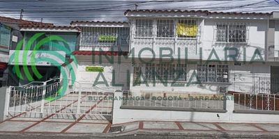 local comercial en segundo piso, dos alcobas, tres baños, dos salones, área 90 m2, ubicado en vía principal de cañaveral. agende su cita.