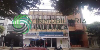 Apartamento amplio bien ubicado en el barrio Colombia, consta de sala comedor, cocina tradicional con gabinetes, 3 habitaciones con closet, 2 baños, zona de ropa, patio, balcón, tiene 3 ventiladores,106 m2.