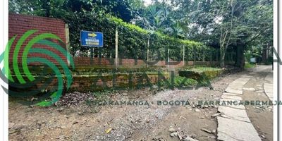 Lote en Floridablanca con una excelente ubicación, cerca al conjunto calatrava, su topografía es plana y de fácil acondicionamiento para cualquier tipo de proyecto de construcción de vivienda dado que se encuentra clasificado como Residencial tipo 1. el lote goza de punto de agua y luz, adicional de buen servicio de transporte al estar cerca de la autopista, Precio Negociable.