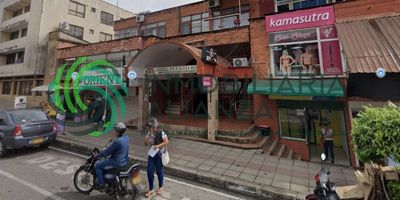 Dos baños, 4 espacios para oficinas, 1 salón amplio, excelente estado. Área 100 M2