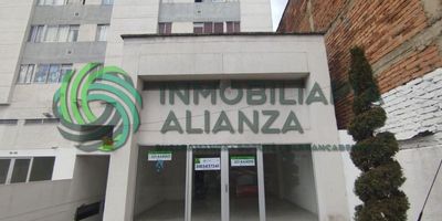 Haz realidad tu proyecto en un espacio único Arrienda este espectacular local de 70 m en el conjunto residencial Portal de Antara. Ubicado en primer piso, con elegantes puertas de vidrio que invitan a entrar, baño privado y todo para estrenar. Ideal para negocios que buscan visibilidad y comodidad en un entorno moderno y seguro