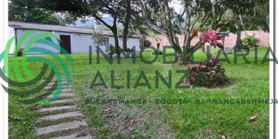 finca recreativa de 4506 m2 y 257 m2 de área construida, en la cual encontramos cabaña, casa del viviente, quiosco, piscina, bbq, cancha múltiple y un área extensa de jardines, cuenta con servicios de Agua y Luz.