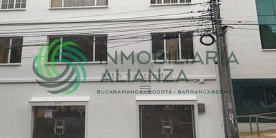 Edificio para oficinas ubicado en el parque de los niños, parte alta de antonia santos. El lote tiene un área de 207 mts y su construcción es de 600mts Aprox. Uso de suelos C2. Consta de 3 pisos, en excelente estado de conservación, en cada piso baterías de baño, salones y amplias oficinas, cuarto de archivo y cafeteria