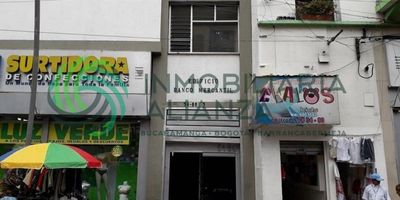 Oficina ubicada en el centro de la ciudad cuenta con 28 metros, un baño, persianas, espacio para biblioteca. Excelente espacio, iluminada y tranquila.