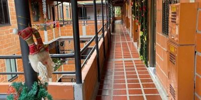 Apartamento dúplex en venta, el inmueble es un 5 piso, cuenta con 2 habitaciones, 1 baño, cocina integral, zona de ropas.