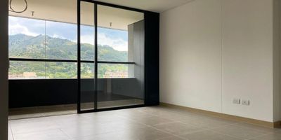 Apartamento en arriendo en unidad cerrada entorno muy natural y tranquilo, cerca servicios complementarios como centros de salud, instituciones educativas, centros comerciales, iglesias y servicios complementarios. Piso en ceramica, sala comedor, estudio, 2 alcobas con baño en la principal, cocina integral abierta tipo americano, balcon y parqueaderos lineales cubiertos Cuenta con ascensor, piscina, gimnasio, salon social, parque infantil, placa polideportiva, zonas verdes, vigilancia 24 horas y circuito cerrado de tv. *Inmuebles sujetos a verificación de disponibilidad.*