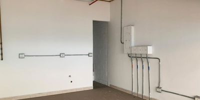 Local en arriendo en edificio empresarial cerca a avenida principal, centros comerciales, estación del metro y rutas de transporte publico. Piso en ceramica y cemento, 2 espacios, energia monofasica, red de gas, vitrina y terraza. Edificación con acabados modernos, ascensor, auditorio para 80 personas, vigilancia 24 horas, citofonia y circuito cerrado de tv, parking visitantes sin costo. *Inmuebles sujetos a verificación de disponibilidad.*