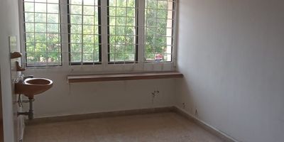 Local en arriendo en Barranquilla, ubicado en el barrio Olaya Herrera, Atlántico, sobre la Carrera 38. Este espacio comercial de 161 m² construidos ofrece comodidad con 2 baños, ideal para diversas actividades. Con 5 años de antigüedad, el inmueble cuenta con vigilancia 24 horas, brindando un entorno seguro para su negocio. Su ubicación en estrato 7 asegura un buen flujo comercial y acceso a servicios. El canon de arriendo es de $2,100,000. Una excelente opción para establecer o expandir su empresa en Barranquilla. Para más información o para programar una visita, puede contactarnos vía WhatsApp, usar la opción "quiero que me contacten" o revisar los números de teléfono disponibles.