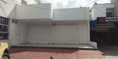 Disponible para arriendo, este local comercial en Barranquilla se encuentra en el vibrante barrio Las Delicias, Atlántico. Con un área construida y privada de 173 m², este inmueble ofrece 2 baños y 1 parqueadero, ideal para diversas actividades comerciales. Disfrute de la tranquilidad que brinda la vigilancia. Este local, con 5 años de antigüedad y estrato 7, está estratégicamente ubicado en Carrera 38 #70-34, una zona con excelente visibilidad y acceso. El canon mensual es de $5.000.000. Si desea conocer más sobre este local para su negocio, puede contactarnos por WhatsApp, solicitar que le contacten o consultar los números de teléfono.