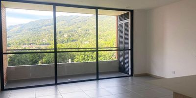 Casa en arriendo en unidad cerrada cerca a Parque principal, supermercados, restaurantes y servicios complementarios. Piso en cerámica y madera, dos niveles, chimenea, sala y comedor independiente, estudio, estar de tv, biblioteca, 3 alcobas con baño en cada una, cocina integral abierta, terraza, jardin y parqueaderos independientes cubiertos. Conjunto cerrado con zonas verdes, vigilancia 24 hrs, citofonia y circuito cerrado de tv. Inmuebles sujetos a verificación de disponibilidad.