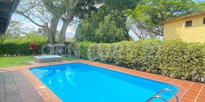 Descubre tu refugio perfecto en el corazón del Eje Cafetero. Esta casa campestre, con 4 habitaciones y 4 baños, es ideal para la diversión familiar y encuentros laborales. Con una piscina privada, amplios parqueaderos y exuberante vegetación, ofrece un oasis de tranquilidad. Además, cuenta con permisos para alquiler turístico, brindándote la oportunidad de generar ingresos. No pierdas la oportunidad de tener tu propio paraíso multifuncional. ¡Haz de esta casa tu hogar y negocio en uno!