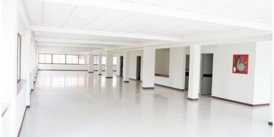 Se arrienda edificio apto para oficinas 1.202 m². Distribuidos en cuatro plantas primer y segundo piso cuenta con 204 m² cada uno. tercer y cuarto piso cada uno con 373 m². todos los pisos cuentan con amplias y cómodas baterías de baño. Excelente ubicación.
