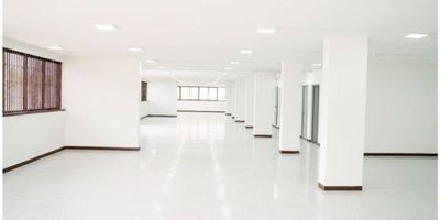 Se arrienda edificio apto para oficinas 1.622 m². Distribuidos en cuatro niveles. Primer y segundo nivel cada uno cuenta con 428 m². tercer y cuarto nivel cada uno con 383 m². todos los pisos cuentan con amplias y cómodas baterías de baño. Excelente ubicación.

