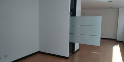 Linda oficina en arriendo, en Santa Bárbara, con excelente iluminación natural, parqueaderos de visitantes, cerca de centros comerciales como Hacienda Santa Bárbara y Paseo Real