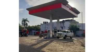 Cuenta con un área aproximada de 1230 m2, distribuidos de la siguiente manera, bandera Terpel, 1 isla, letrero y canopy última imagen, dispensadores Wayne Hélix 4000 1 alta entrega y 1 estándar, con sus instalaciones necesarias, puntos Terpel, rumbo Terpel y los beneficios que la bandera ofrece sobre red virtual,1 tanque de 10.000 galones para ACPM, 1 tanque de 10.000 galones para Gasolina bicompartido corriente y extra, recién lavados, trampas de grasa para lavadero  e isla, infraestructura de lavadero y su cuarto de máquinas, batería de baño para el público, parqueadero, cuarto de generador de emergencia, centro de acopio, bodega de 5x5, cárcamo para cambio de aceite y engrase con todas sus máquinas y herramientas, almacén principal de 70 m2, local pequeño con cuarto de seguridad, batería de baño exclusivo para personal de la EDS, casa para vivienda, sala comedor, cuarto de lavandería, hall, baño y tres habitaciones y en cumplimiento de la nueva resolución 40198, papeles listos para traspaso. 

Promedio de galones mensuales de venta 23.000
