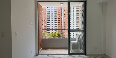Apartamento en arriendo en unidad cerrada con zona residencial, cerca a centro comercial, restaurantes, y servicios complementarios. Piso en porcelanato, puerta de seguridad, sala comedor, estar de tv, 2 alcobas con baño en la principal, cocina integral abierta tipo americano, balcon y parqueadero independiente cubierto . Conjunto cerrado con ascensor, piscina, gimnasio, salon social, sauna, turco, parques infantiles, placa polideportiva, vigilancia 24 hrs, citofonia y circuito cerrado de tv. *Inmuebles sujetos a verificación de disponibilidad.*