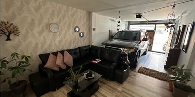 Hermosa casa para la venta ubicada en La Ceja, Antioquia. Esta propiedad cuenta con una amplia área construida de 120 M2, perfecta para una familia en crecimiento. Con sus 4 alcobas y 3 baños, ofrece un espacio cómodo y funcional para cada miembro de la familia.

El interior de la casa es acogedor y cuenta con todas las comodidades necesarias para una vida confortable. Con la admisión de mascotas, no tienes que preocuparte por dejar a tu amado compañero peludo atrás. Además, cuenta con servicios básicos como agua, electricidad, gas domiciliario y una cocina integral equipada para preparar deliciosas comidas.

La habitación principal cuenta con su propio baño, brindando privacidad y comodidad a sus habitantes. También cuenta con una chimenea en la sala de estar, ideal para las noches frías de invierno. Los armarios empotrados te permiten mantener tu hogar ordenado y organizado. El piso de madera en toda la casa agrega un toque de calidez y elegancia.

En cuanto a las características externas, esta casa cuenta con acceso pavimentado y está cerca de la zona urbana. También tiene un garaje para que puedas mantener tu vehículo seguro y protegido. 

Otra ventaja de esta propiedad es su ubicación, cerca del transporte público y en una zona residencial tranquila y segura. Podrás disfrutar de la tranquilidad y la paz del campo, sin alejarte demasiado de las comodidades de la ciudad. Aprovecha está oportunidad de ser propietario de esta maravillosa casa en La Ceja, ¡contáctanos hoy para más información!
