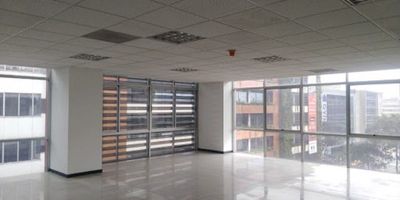 OFICINA EN ARRIENDO CHICO NORTE  Ubicada en el edificio Torre 9910. En obra blanca con acabados y puntos de red y espacio abierto, con vias de facil acceso por las calles 100, 97, carreras 11, 7. Cerca a bancos, restaurantes, farmacias, facil acceso a transporte publico. Cuenta con 2 parqueaderos privados, El edificio con optimas condiciones de seguridad, 33 parqueaderos para visitantes, 2 ascensores, sala de juntas y batería de baños en cada piso. Excelentes condiciones de seguridad.