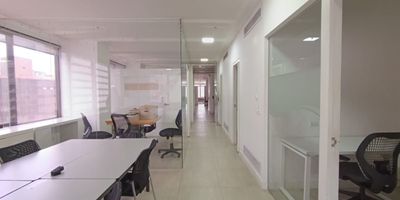 En Alberto Alvarez tenemos la oficina ideal que estas buscando, esta cuenta con un area de 212 metros cuadrados, divididos en varios espacios de oficinas y con una excelente iluminacion, cuenta con banos y cocineta.
no te niegues la oportunidad de conocerla y contacta a uno de nuestros asesores que con mucho gusto te atenderan.