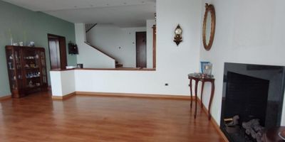 CASA UBICADA EN EL CASTILLO - CHAPINERO te permite disfrutar de un ambiente familiar cuenta con una excelente vista panorámica de la ciudad, buena iluminación y ventilación natural gran parte del día, su distribución alcoba principal closet y baños, 2 alcobas con closet comparten 1 baño, estudio, sala comedor con chimenea, cocina integral cerrada, zona de ropas, jardín, 2 terrazas,  la zona te permite gran tranquilidad su ubicación te permite una buena movilidad por la AV circunvalar, Kra. 7 Cl 53, Cl 72 entre otras.