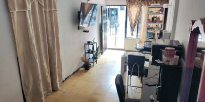 VENDO  CASA en el sector de Floralia (pasaje) con 3 habitaciones y 2 baños patio zona de oficios y antejardín  con una superficie de 75 metros cuadrados. ¡No pierdas la oportunidad de invertir y dejar volar tu imaginación para remodelar! Contáctame para más información. Fernanda Bastidas, 3188759735.