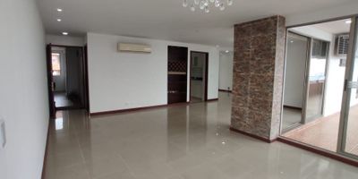 ALQUILO APTO CON ESPECTACULAR VISTA ,consta  3 habitaciones, la principal con baño y vestier  amplio balcón con vista 360 a la  ciudad,  3 parqueaderos en una ubicación privilegiada. Con 174 metros cuadrados de elegancia y comodidad, este inmueble ofrece espacios amplios y luminosos para disfrutar en familia excelentes zonas sociales.No pierdas la oportunidad de vivir en este lugar único. ¡Contáctanos ahora para más información y agenda una visita! info: JOHN JAIRO VELÁSQUEZ