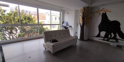 Apartaestudio en Venta en unidad cerrada en Maraya cerca a la avenida 30 de Agosto, a supermercados de cadena, clinicas, rutas de transporte publico y servicios complementarios, Cuenta con sala-comedor, pisos en ceramica, Una habitacion y un baño, cocina integral mesón en granito, estufa y calentador a gas, antejardín. La unidad cuenta con salon comunal y un parqueadero cubierto. Con vigilancia y portería las 24 Hora. *Inmuebles sujetos a verificación de disponibilidad.*
