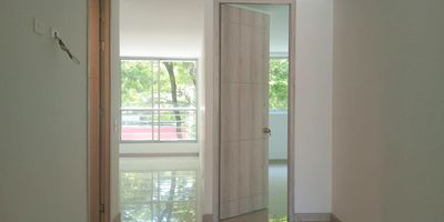 Apartamento exterior en venta cerca a Av. principal, parques del rio, centro comercial, supermercados de cadena, restaurantes, sector comercial con facil acceso a rutas de transporte publico. Piso en ceramica, sala comedor, 3 alcobas con baño en la principal, cocina integral abierta tipo americano, y parqueadero independiente cubierto  Edificio con ascensor, y citofonia. *Inmuebles sujetos a verificación de disponibilidad.*