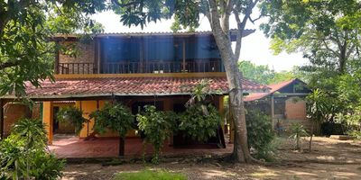 AREA CONSTRUIDA CASA PRINCIPAL : 219,36 MTS , CUARTO DE SERVICIOS Y AREA DE LABORES : 16,90 MTS 
COCINA EXTERIOR 
PRIMER PISO : SALA , COMEDOR EN TERRAZA , COCINA , UNA ALCOBA, UN BAÑO . CUARTO Y BAÑO DE SERVICIO Y BAÑO , AREA DE LABORES Y PATIO , COCINA , COMEDOR EN MADIAGUA . 
TEJA GRIS CON CIELO RASO .
ESCALERA EN MADERA , ACABADOS PISO EN TABLON .
EXCELENTE UBICACION . 
VALOR DE VENTA $ 500.000.000