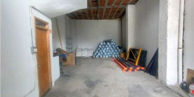 ¿Buscas un local comercial bien ubicado en Itagüí? Este local en el sector Fátima es una excelente opción. Con 56 metros cuadrados, ofrece un espacio práctico y funcional para tu negocio. Cuenta con un baño, lo que brinda comodidad tanto para ti como para tus clientes.
Ubicado en un estrato 3, tendrás acceso a servicios a precios accesibles, lo que es ideal para optimizar tus costos operativos.
Este local está cerca de Comfama de Itagüí, un punto de referencia muy conveniente que asegura un flujo constante de personas en la zona, lo que puede ser muy beneficioso para tu negocio.
Este local es ideal para emprendedores que buscan un espacio funcional y bien ubicado para establecer su negocio. ¡No pierdas la oportunidad de conocerlo y darle vida a tu proyecto!
Código S-022.
