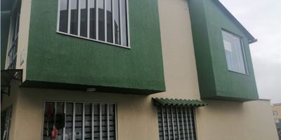 Casa ubicada en muy buen sector de la ciudad, amplia, iluminada, cuenta con 3 alcobas, 2 baños, calentador, sala - comedor, cocina integral, gas natural, depósito, parques cercanos, zona residencial, zonas verdes. 
