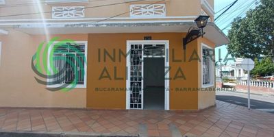 Oficina amplia, bonita, esquinera ubicada en el barrio La Campana, al frente del hotel Pipaton, con área de 50M2. Consta de salón amplio con ingreso por la carrera y calle, cocina tradicional con gabinetes y 1 baño.