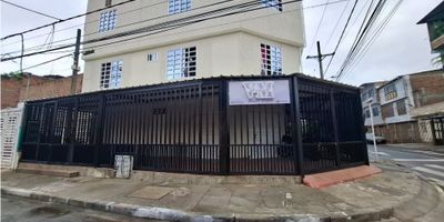 ¡Inversión en el Barrio Troncal!

¡Oportunidad Única para Inversores! Te ofrecemos un edificio en venta en el codiciado Barrio Troncal, una inversión segura con ingresos inmediatos. Ubicado a pasos del Centro Comercial Santiago, esta propiedad es ideal para quienes buscan rentabilidad y crecimiento.

Detalles del Edificio:


 Ubicación: Barrio Troncal, cerca del Centro Comercial Santiago
 Terreno: 132 m²
 Construcción: 300 m²
 Frente: 12 m
 Fondo: 11 m
 Pisos: 3
 Unidades: 5 apartamentos y 3 locales comerciales con baño y ducha
 Estado: Todos los apartamentos y locales están actualmente alquilados


Características Destacadas:


 Rentabilidad Inmediata: Todos los apartamentos y locales están alquilados, asegurando un flujo constante de ingresos desde el primer día.
 Ubicación Estratégica: Proximidad al Centro Comercial Santiago, ofreciendo alta demanda y excelente visibilidad.
 Diseño Funcional: Edificio bien mantenido con un diseño práctico y eficiente.
 Zona de Crecimiento: El Barrio Troncal es una zona en expansión con gran potencial de valorización.


Precio de Venta: $800.000.000

Beneficios de la Inversión:


 Ingresos Asegurados: Propiedad completamente alquilada, ideal para inversores que buscan un retorno rápido y seguro.
 Ubicación Premium: Alta demanda de propiedades en una zona en desarrollo cerca de centros comerciales y servicios.
 Alta Rentabilidad: Excelente oportunidad para diversificar tu portafolio con una propiedad en una ubicación clave.
 
 
 WV

