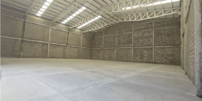 Espectacular bodega ubicada en parque industrial con área total 1.100 m2, pisos de alta resistencia, 7 ton/m2, altura a cumbrera 12,50 m y a cercha 10,50 m, 1 ingreso puerta camion.

Contactanos para mas informacion.
