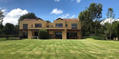 Tenemos el placer de presentar esta maravillosa casa campestre ubicada en el mejor club de Colombia LA PRADERA DE POTOSI, vía Sopó.Con su encantador diseño interior cuenta con una vista panorámica a la naturaleza y al lago.La Pradera es un club perfecto para familias que desean disfrutar del aire libre y de hacer deporte en el campo de golf, canchas de tenis y lago de esquí.Esta hermosa casa está distribuida en dos niveles, tiene una excelente iluminación natural que hace brillar hasta el último rincón, además cuenta con techos altos para brindar mucha más amplitud del espacio y tranquilidad acompañado del hermoso paisaje.Esta hermosa casa tiene doscientos cincuenta y seis Mts más amplias terrazas y jardines.Cuenta con cuatro habitaciones con baño privado y closet, la habitación principal tiene un balcón.¡No pierdas la oportunidad de conocerla