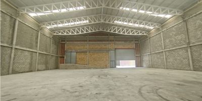Espectacular bodega ubicada en parque industrial con área total 1.500 m2, pisos de alta resistencia, 7 ton/m2, altura a cumbrera 12,50 m y a cercha 10,50 m, 2 ingresos puerta camion, 2 muelles de cargue y descargue, 2 baños.

Contactanos para mas informacion.
