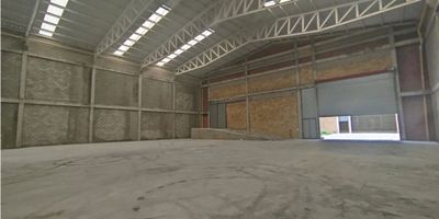 Espectacular bodega ubicada en parque industrial con área total 4.500 m2, pisos de alta resistencia, 7 ton/m2, altura a cumbrera 12,50 m y a cercha 10,50 m, 6 ingresos puerta camion, 6 muelles de cargue y descargue, 6 baños.

Contactanos para mas informacion.
