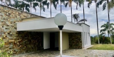 Te presentamos esta maravillosa Casa Campestre ubicada en la hermosa ciudad de Pereira, en el departamento de Risaralda. Con un área total de 1079 M2 y una construcción de 480 M2, este inmueble te ofrece amplios espacios tanto en su interior como en su exterior, para que disfrutes la tranquilidad y belleza de vivir en una zona campestre.

Esta casa cuenta con 3 cómodas habitaciones y 3 baños, perfectos para hospedar a toda tu familia o recibir a tus invitados con comodidad. Además, podrás tener hasta 6 vehículos resguardados en sus amplios garajes, para tu tranquilidad y la de tus visitas.

Su diseño y distribución de espacios han sido pensados para garantizar el máximo confort y comodidad, por lo que cuenta con características internas como armarios empotrados, baños en habitaciones principales, biblioteca/estudio y cocina integral, para que puedas almacenar todos tus objetos personales y disfrutar de una cocina completamente equipada. También cuenta con servicios básicos como agua, electricidad y gas domiciliario.

Si eres amante de las mascotas, estarás encantado de saber que esta casa admite su presencia, para que puedas disfrutar de la compañía de tus mejores amigos. Además, cuenta con habitación de servicio y demás áreas que te brindarán la organización y comodidad que necesitas en tu día a día.

Pero lo mejor de todo, es que al salir de tu casa, podrás disfrutar de un impresionante ambiente natural gracias a sus características externas. Este inmueble cuenta con acceso pavimentado y acceso para personas con discapacidad, para que puedas moverte con total facilidad. También podrás disfrutar de una amplia zona social con piscina, parqueadero para visitantes, portería/recepción y vigilancia 24/7, para tu seguridad y la de tu familia.

Por último, no podemos dejar de mencionar que esta Casa Campestre se encuentra en una zona residencial rodeada de zonas verdes y árboles frutales, que te permitirán disfrutar de un ambiente de paz 