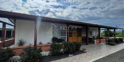 Casa campestre en venta ubicada en el sector de Combia, zona campestre ideal para tener una vida tranquila rodeada de naturaleza, cerca a supermercados, panaderias y a 25 minutos de la ciudad de Pereira.

Con un lote de 4.200m2 y casa principal con un área construida de 350m2, de un solo nivel, con habitación principal con vestier y baño privado, 2 habitaciones auxiliares cada una con clóset y baño, sala, comedor, baño social, cocina integral, despensa y zona de ropas, se entrega a puerta cerrada con todos los muebles.
En el exterior cuenta con corredores amplios, piscina, turco con ducha, ,kiosko con cocina y baño y árboles frutales.

Tiene una segunda vivienda de aproximadamente 120m2 con sala-comedor, cocina, zona de ropas, habitación principal con vestier y baño, baño social, habitación auxiliar, la cual se entrega totalmente desocupada.

Los servicios públicos son de Pereira, cuenta con aires acondicionados, cuarto de herramientas y la puerta de ingreso a la propiedad es eléctrica.
