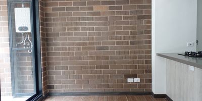 Apartamento en arriendo en unidad cerrada ubicado en sector campestre, tranquilo y de poco flujo vehicular. Piso en ceramica, sala comedor, 3 alcobas con baño en la principal, cocina integral abierta tipo americano, balcon y parqueaderos independientes cubiertos . Conjunto cerrado con ascensor, piscina, salon social, zonas verdes, vigilancia 24 hrs, y circuito cerrado de tv. *Inmuebles sujetos a verificación de disponibilidad.*