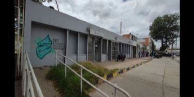 Local de 314.8 m2 y lote de 1007.68 M2 cuenta con excelente ubicacion, el sector es comercial y residencial , el inmueble cuenta con un solo nivel y se encuentra distribuido de la siguiente manera: salón o zona de servicio o de servicio al cliente, un cuarto de cajero, un cuarto de sistemas, 4 oficinas, 2 archivo, cocineta, 2 baños de servicio y zona de parqueo.
