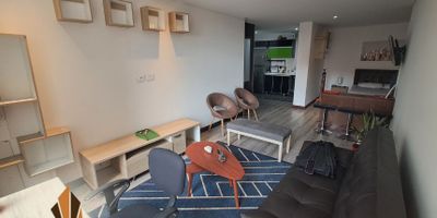 Apartamento amoblado en arriendo en Santa Barbara Oriental, Usaquén.
Este moderno inmueble tipo estudio en club house cuenta con excelentes acabados. Al ingresar encontraras cocina abierta tipo americano con estufa eléctrica, sala-comedor unida a la habitación en un solo ambiente, un baño y zona de lavado. Goza de una linda vista exterior, excelente luz natural y agua caliente de caldera. Sector tranquilo y seguro. Parqueadero cubierto para 1 vehículo y 1 deposito. El edificio cuenta con piscina, jacuzzi, terraza BBQ, sauna, parque infantil, salón social ascensor, parqueadero para visitantes, portería 24 horas y citofonia. Queda cerca de BMW y Bosques de Medina. Con vías de acceso como la Calle 127, Calle 134, Carrera 7. ¡Contáctanos! Administración incluida en el precio. Con opción de arrendar amoblado se aumentaría  un millón mas. No pierdas la oportunidad de vivir en este cómodo inmueble.