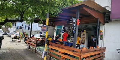 Código: 775312  Descubre esta impresionante bodega ubicada en una zona privilegiada de la ciudad. Con una extensión de 380 metros cuadrados, este espacio ofrece una distribución óptima para cualquier tipo de actividad comercial o industrial. Cuenta con 2 baños para mayor comodidad y funcionalidad, espacio para oficina,  Su diseño  y versátil se adapta a diversas necesidades, convirtiéndola en la elección ideal para potenciar tu negocio. No pierdas la oportunidad de adquirir esta propiedad única que te brindará un entorno de trabajo excepcional. ¡Contáctenos hoy para programar una visita! Para descubrir más acerca de las increíbles propiedades que ofrecemos, te invitamos a visitar nuestra página web: https://www.rentamospropiedadraiz.com/