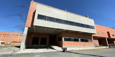 Código: 775302 :Descubre esta impresionante bodega ubicada en zona franca con dos muelles, con una extensión de 1.624 M2 mas 300 de Mezanine , con una altura de 12 Mts, capacidad electrica 45KVA, resistencia de piso 5 toneladas por M2 ideal para su empresa. Contáctanos para mayor información, te invitamos a visitar nuestra página web: https://www.rentamospropiedadraiz.com/